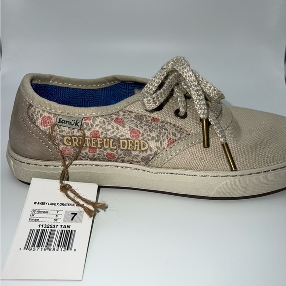 Sanuk Shoes - NWT! Sanuk x Grateful Dead Women’s Shoes - Size 7 - Tan